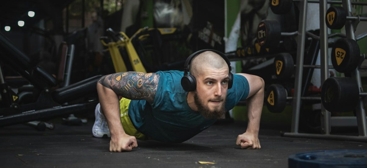 Man going push up at the gym