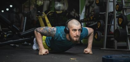 Man going push up at the gym