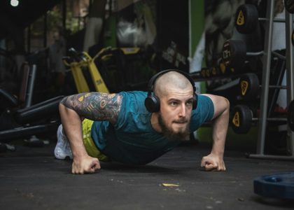 Man going push up at the gym